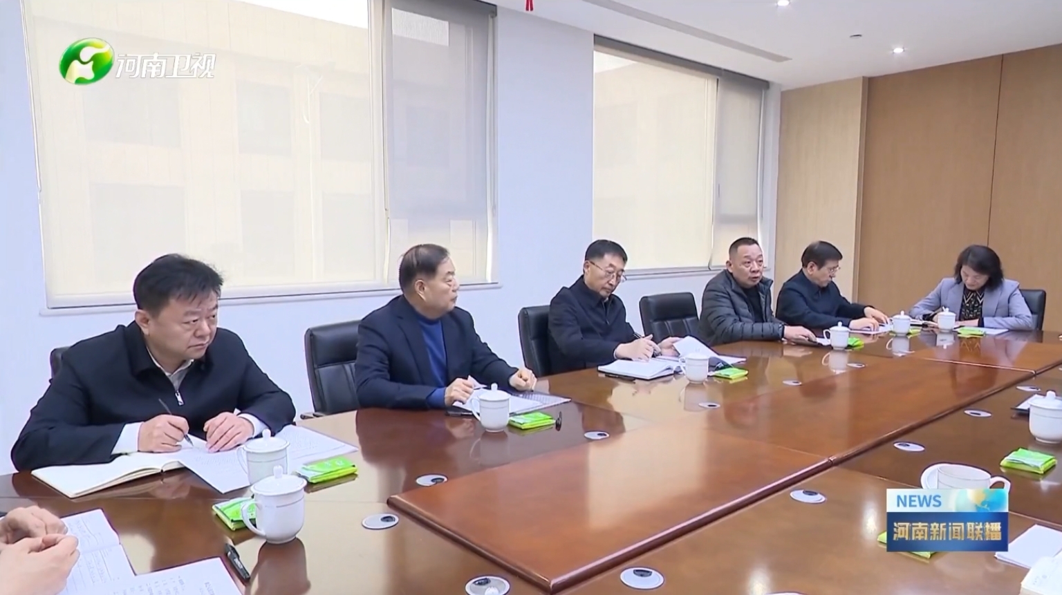 河南衛(wèi)視新聞聯(lián)播報道森源集團黨委書記、創(chuàng)始人楚金甫參加省委書記劉寧在許昌召開的民營企業(yè)座談會